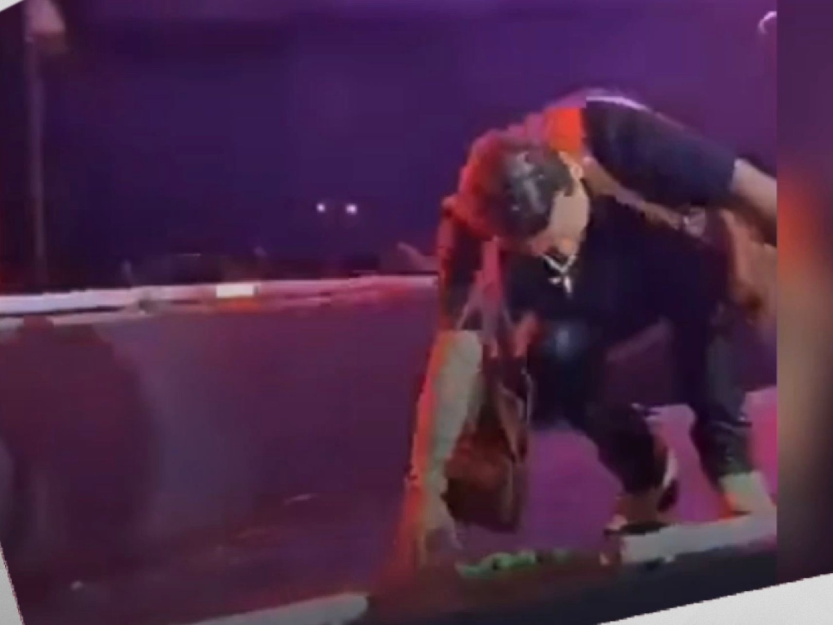 Video: Christian Nodal sufre caída en el escenario cuando finalizaba un concierto